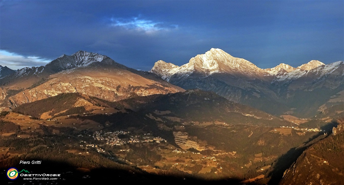 78 Splendido tramonto in Dossena con da sfondo da dx Menna, Corna Piana, Arera, Cima di Valmora, Cima del Fop.JPG -                                